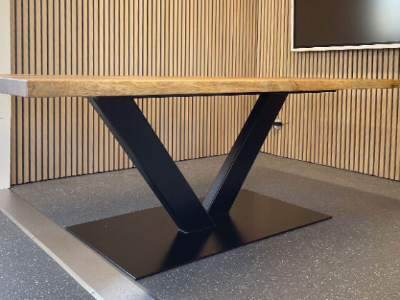 Bürotisch massiv Eiche mit Stahlgestell