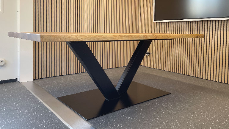 Bürotisch massiv Eiche mit Stahlgestell